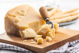 come tagliare una forma di parmigiano