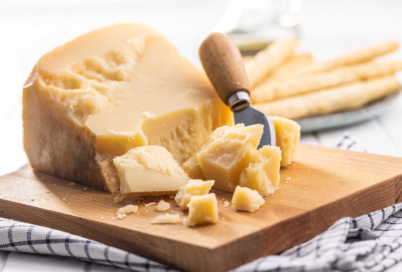 come tagliare una forma di parmigiano come tagliare una forma di parmigiano